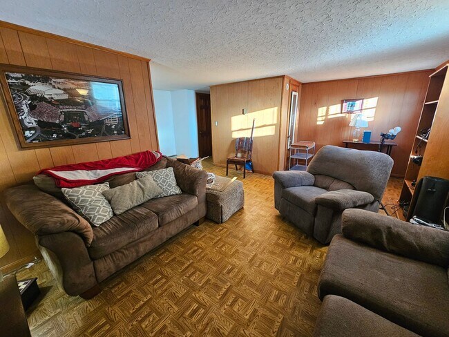 Building Photo - Christiansburg, 3 BR / 2.5 BA, Available A...