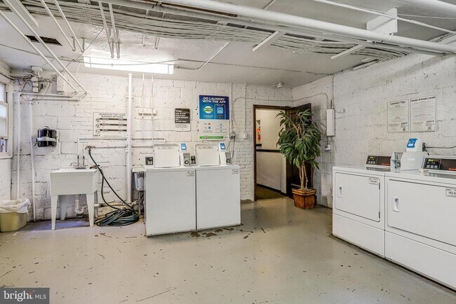Building Photo - 4004 Beecher St NW