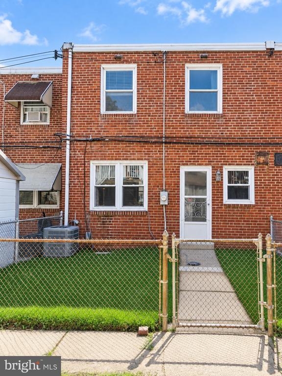 Building Photo - 611 Green Ln