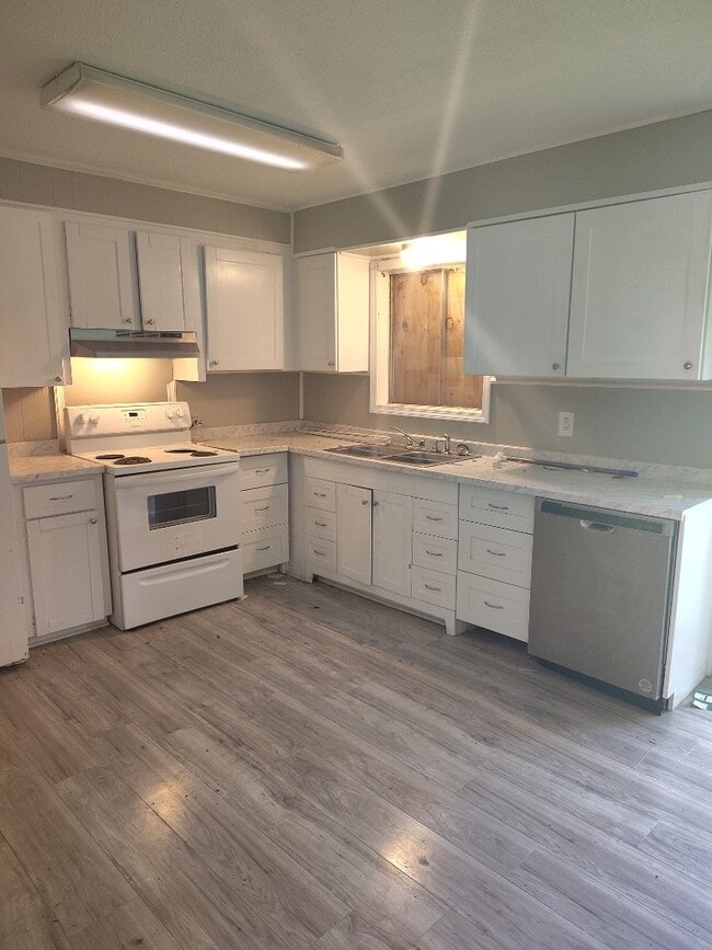 Building Photo - 130 E Woodcrest Dr