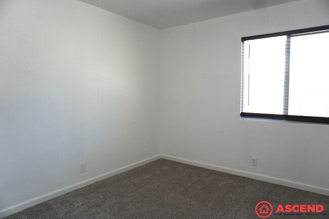 Building Photo - Cozy 3BD/2BA Home in Bakersfield's 93306 — Fully Equipped, Fireplace, Solar & All Pets Welcome!