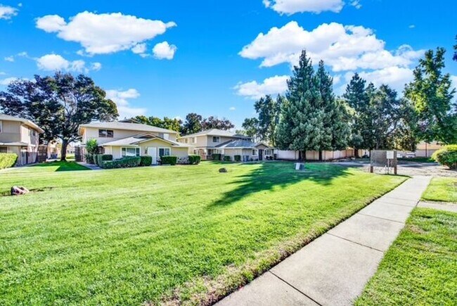 Building Photo - Great 3 bed, 1.5 bath Condo in Vacaville -...