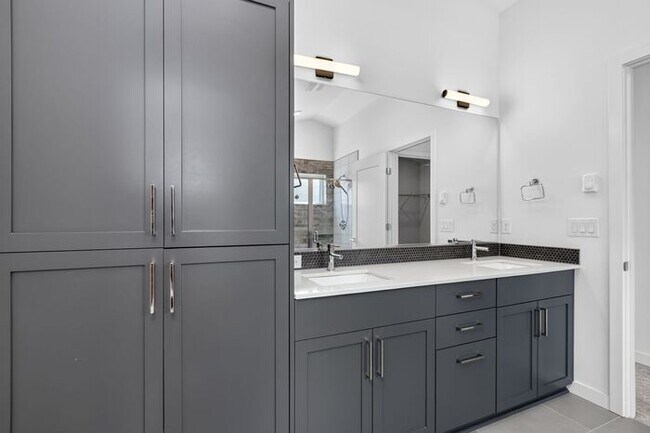 Building Photo - ULTRA-MODERN Air Conditioned Townhome in Beacon Hill (1st Month Free)