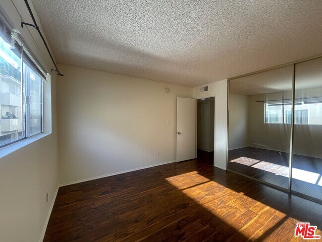 Building Photo - 5330 Zelzah Ave