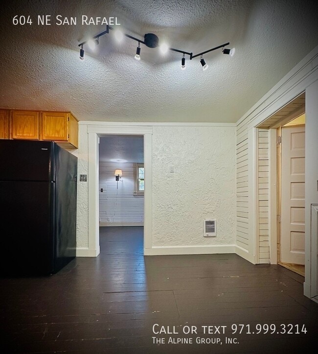 Building Photo - 604 NE San Rafael St