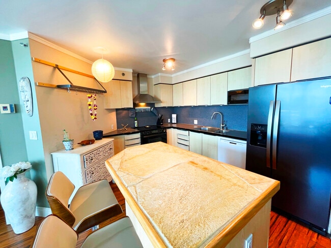 Building Photo - 801 S King St