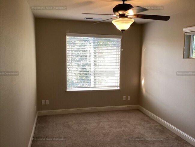 Building Photo - Elegant-Ideally located-Windsor Green End ...