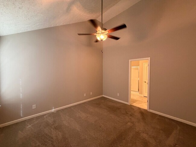 Building Photo - Gorgeous 2 BR 2.5 Bath End Unit Townhome - Available Now in Murfreesboro!