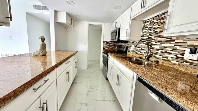 Building Photo - 4174 Inverrary Dr