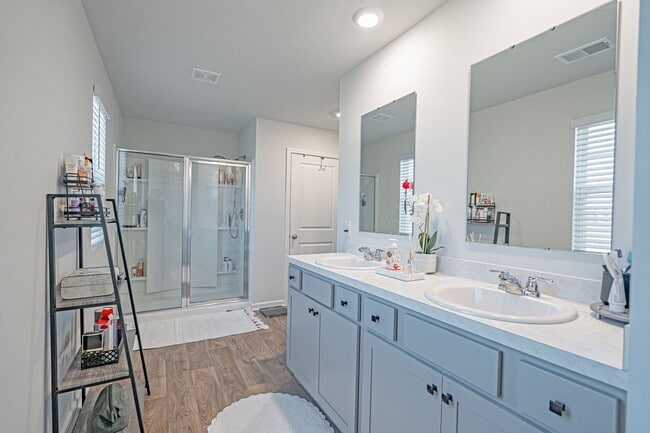 Building Photo - Spacious 4 bed, 2.5 bath Home with Neighbo...