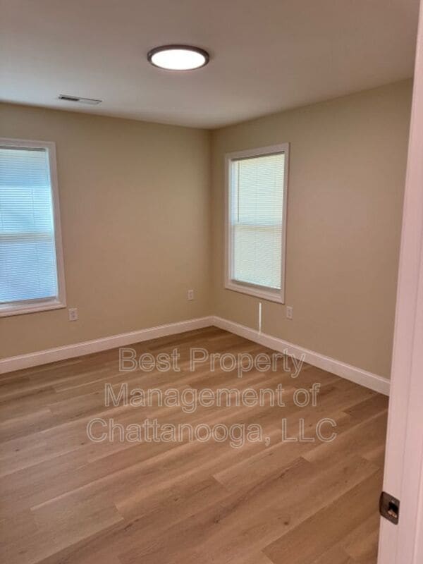 Building Photo - 5249 -M