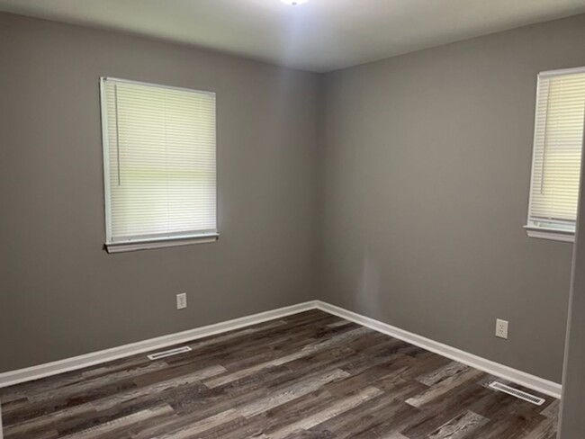 Building Photo - 3 bed, 2 full bath home located in Ashebor...
