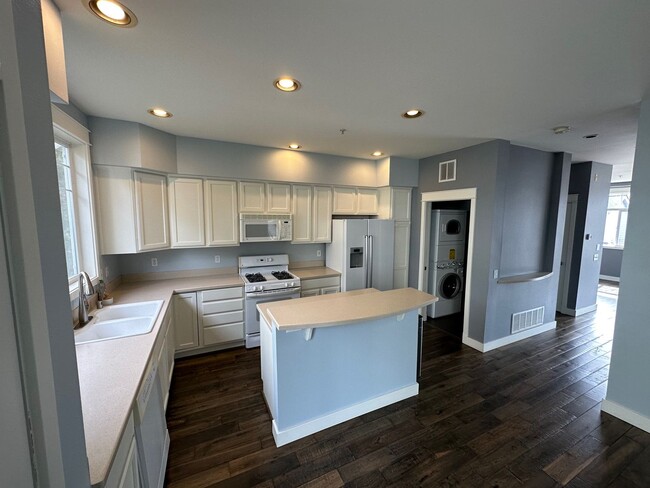 Building Photo - Beautiful Downtown Bellevue 3bd 2.5Bath La...