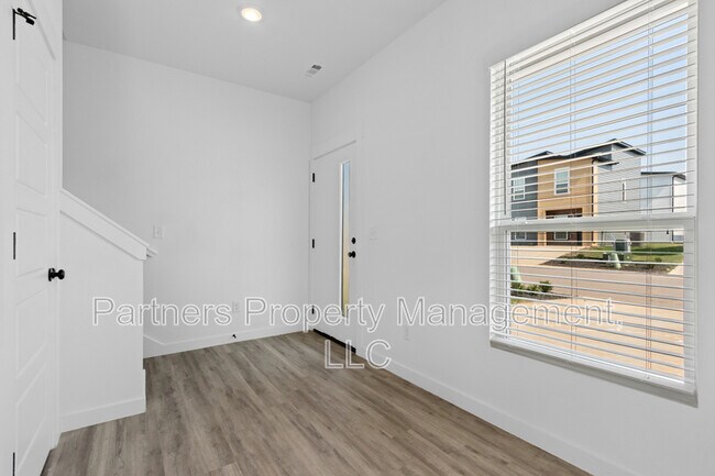 Building Photo - 881 Ventnor Ave