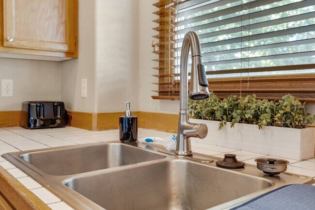 Building Photo - 2416 S Tiger Lily Dr