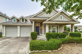 Building Photo - 9800 Old Field Dr