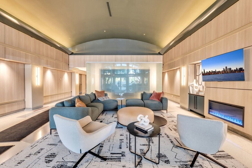 Lobby - 933 W Van Buren St