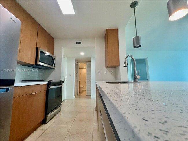 Building Photo - 1550 Brickell Ave
