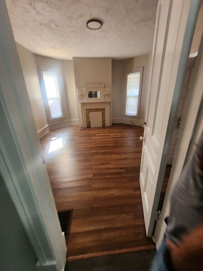 Building Photo - Freshly painted 1 bedroom 1 bath first floor apartment with updated floors!