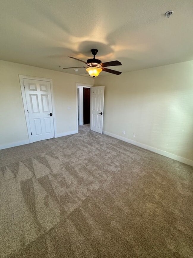 Building Photo - Upscale Modern 4 Bed | 2.5 Bath – Yard Mai...