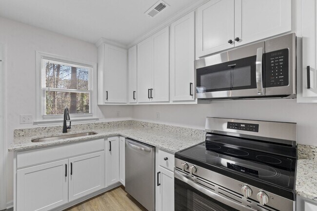 Building Photo - Newly Renovated 2 Bed, 1 Bath in Downtown Wake Forest!