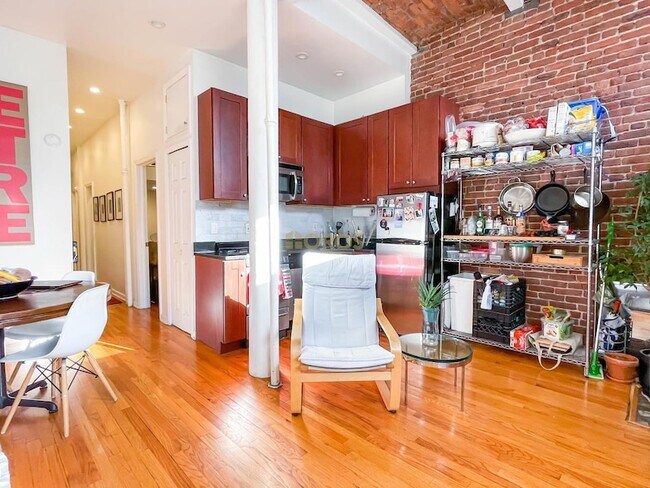 Primary Photo - 262 E 2nd St