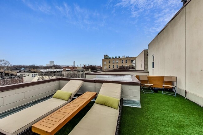 Building Photo - 1328 W Belmont Ave