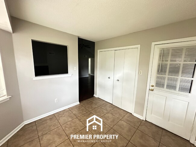 Building Photo - Move-In Ready 3BR Home in 38141 - Sunny Bay Window, Attached Garage & Fenced Yard