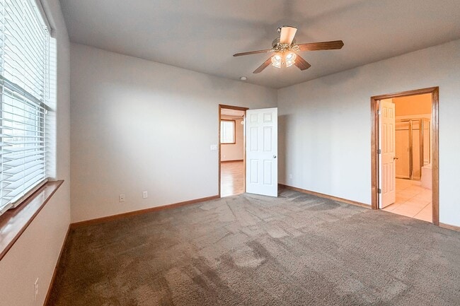 Building Photo - Beautiful 4-Bedroom Townhome in South Richland