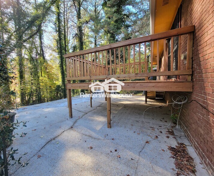 Building Photo - 3566 Highwood Dr SW