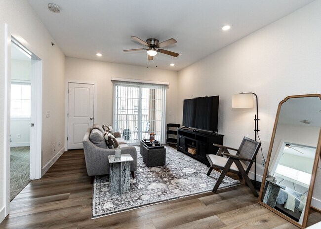 Building Photo - 1 bed, 1 bath Top Floor near Garden of the Gods