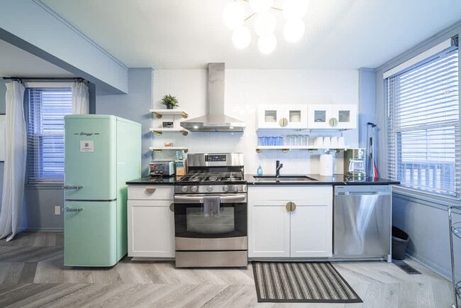 Building Photo - 1411 W Grand Ave