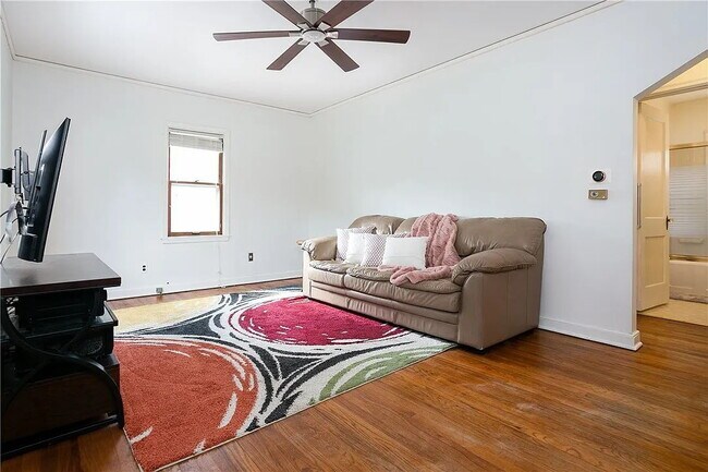 Building Photo - Charming 2-Bedroom Bungalow with Gleaming Hardwood Floors in Des Moines Area