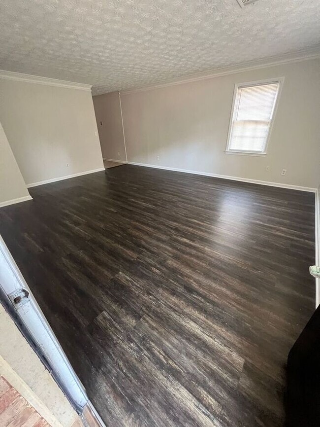 Building Photo - READY NOW!!! Ranch 2 bed 1 bath Duplex in Lawrenceville!