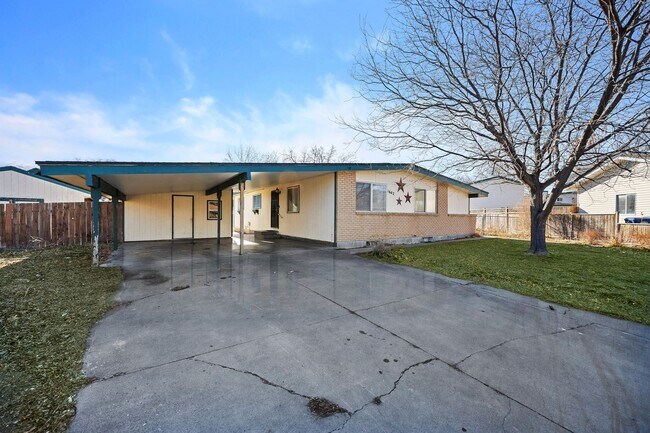 Building Photo - 1642 Bel-Air Cir