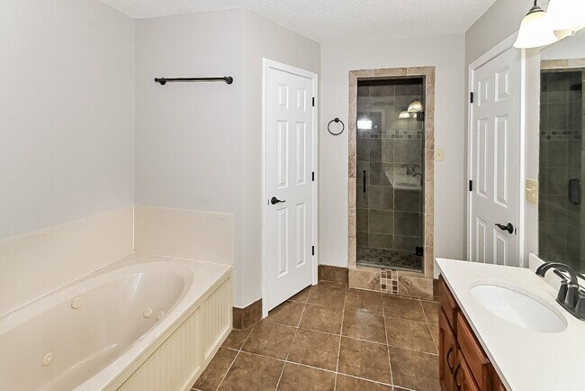 Building Photo - 2780 White Oak Dr