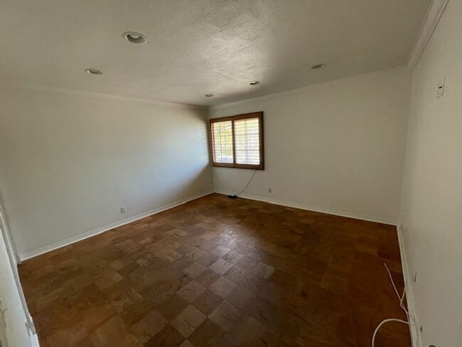 Building Photo - Spacious 4 Bedroom Oxnard Home with Custom...