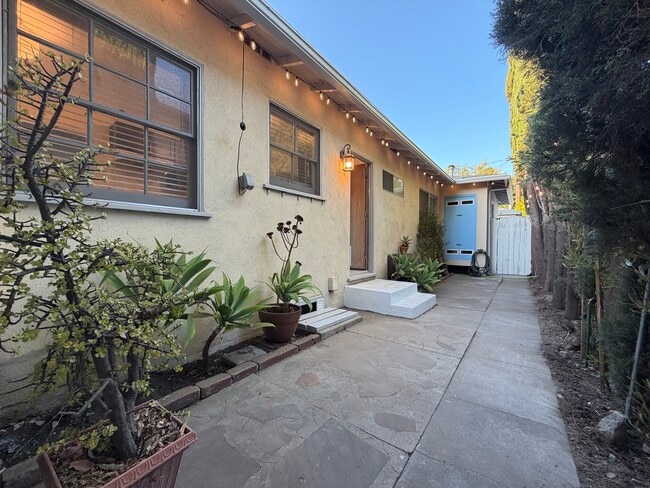 Building Photo - 124 N Beachwood Dr
