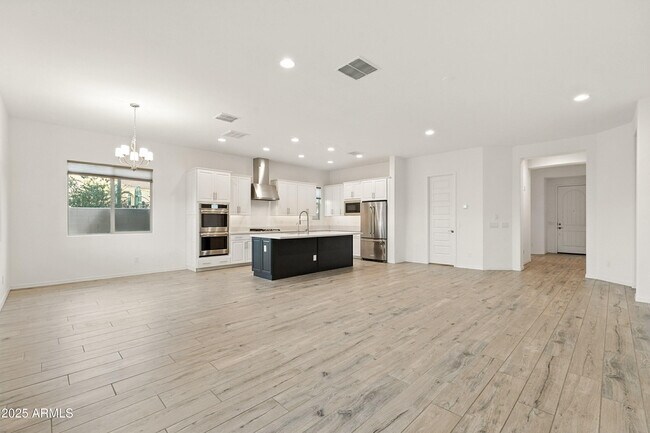 Building Photo - 8804 W Vista Ave