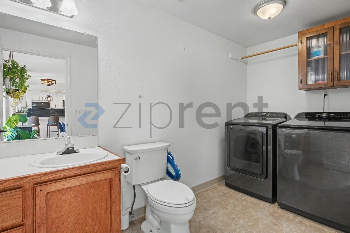 Building Photo - Unit