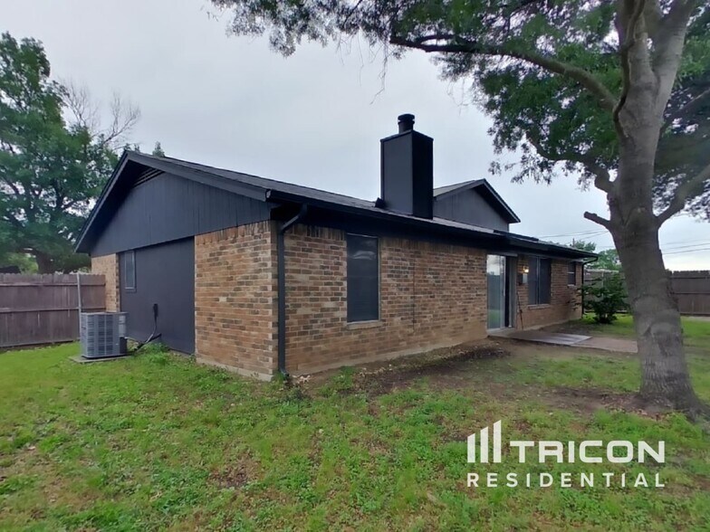 Building Photo - 6705 Lampe Ct
