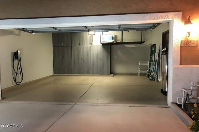 Building Photo - 3854 E Flower St