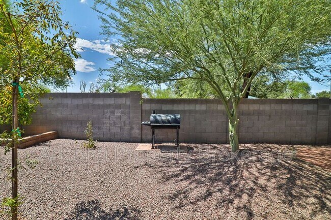 Building Photo - 451 E Appaloosa Rd