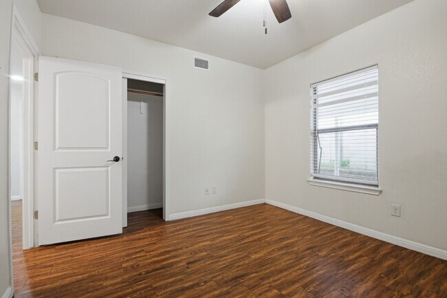 Building Photo - 302 W San Antonio St