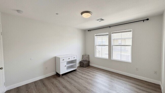Building Photo - Beautiful Tri-Level 3BD/2BA Townhome in Greystone at Eastlake – Eastlake Chula Vista