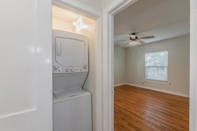 Building Photo - UPDATED 2 bedroom, 1 bathroom with 1 garage space