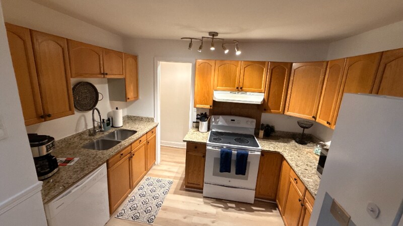 Building Photo - 102 Church St