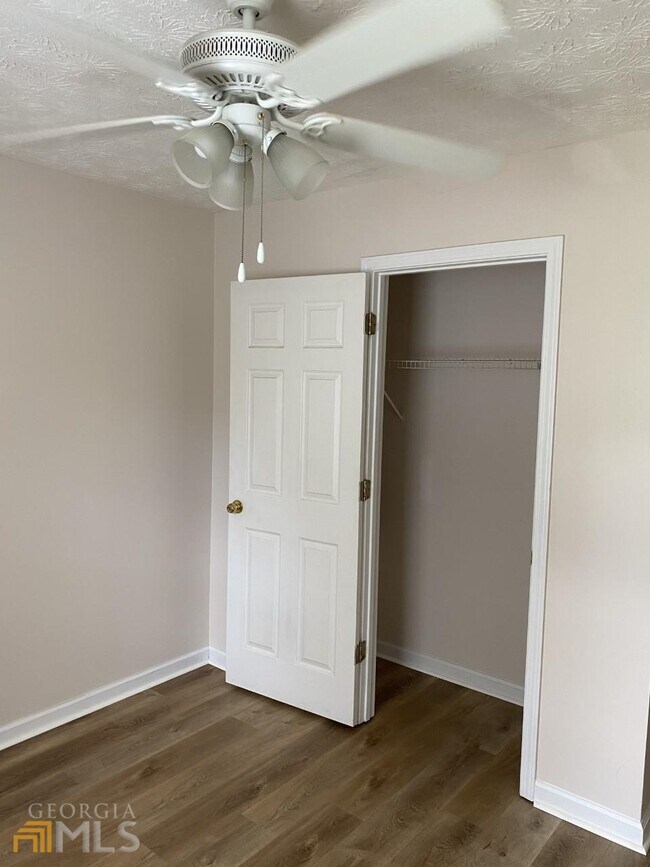 Building Photo - 6440 River Hill Dr