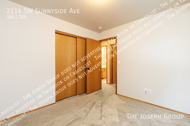 Building Photo - 2114 SW Sunnyside Ave