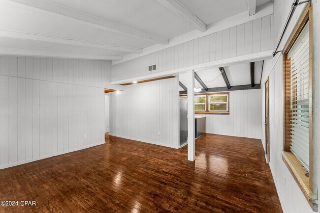Building Photo - 526 Bay Ave